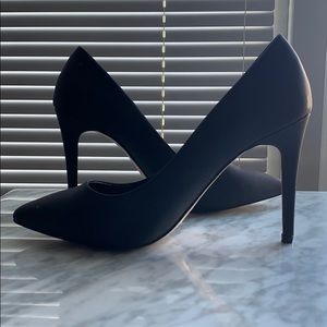 9.5 matte black stiletto